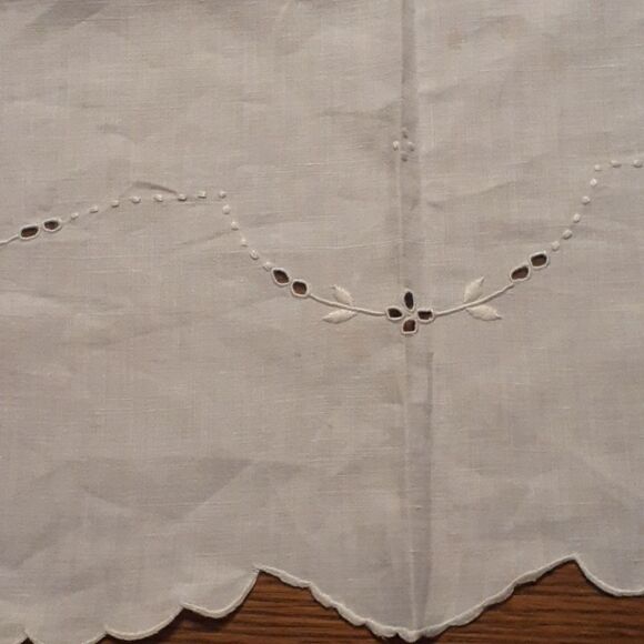 5 pc vtg.34" sq. linen tablcloth & 4 napkins with enbroidered basket design. - Picture 3 of 5